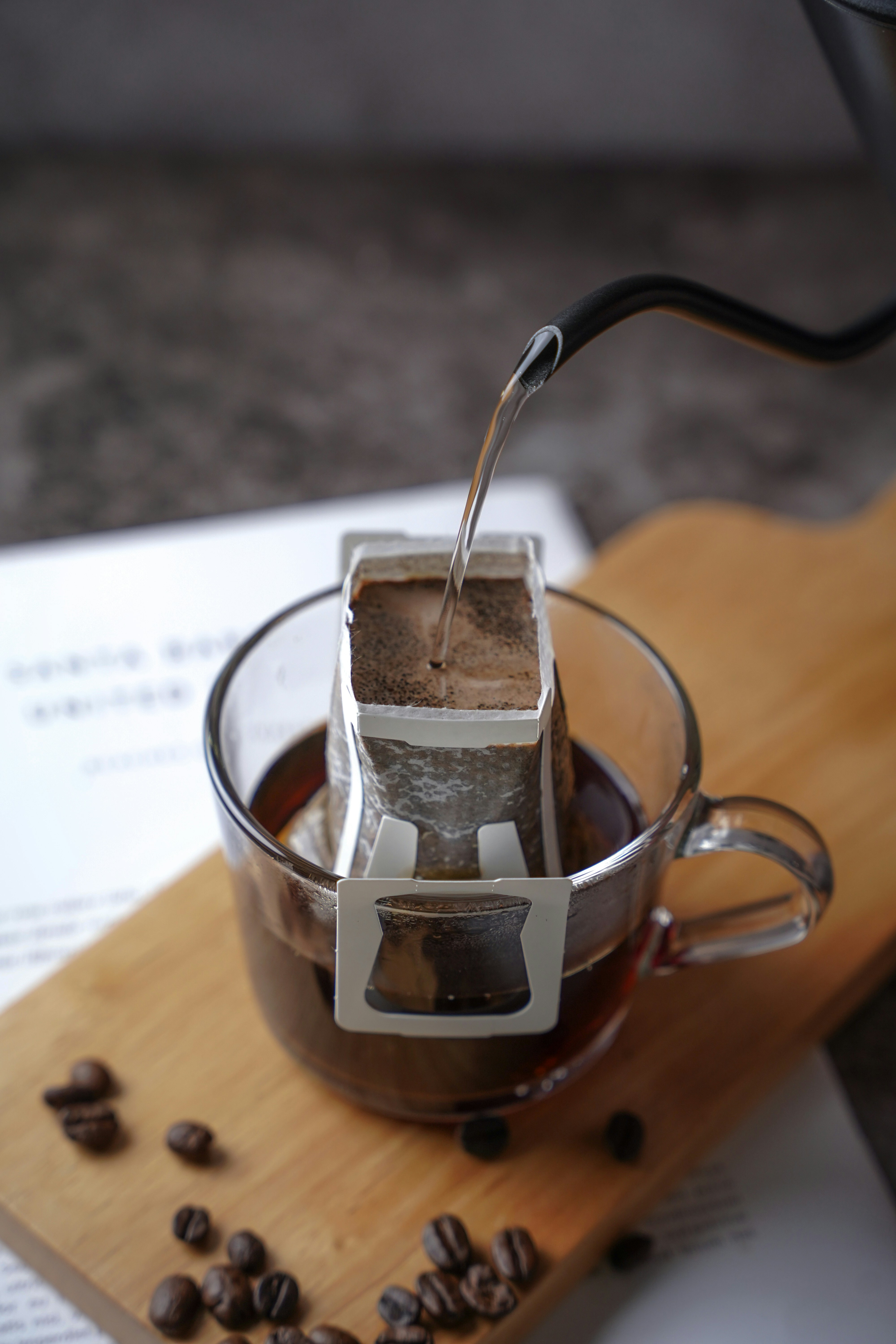 Taza con drip bag Apont Coffee preparándose